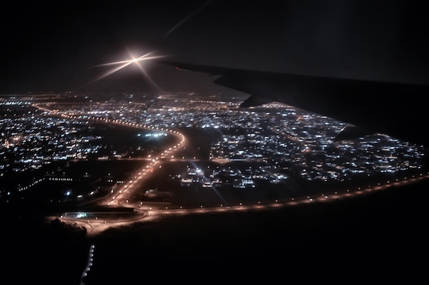 vue de nuit depuis l'avion, nuit dans les lumières de la ville vue d'en haut, voyage en avion