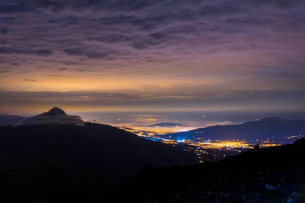 Vue de nuit depuis l'équateur ilinizas