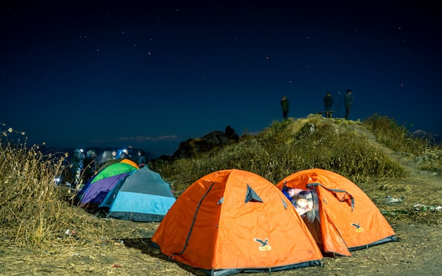 Vue de nuit du camp de tentes en plein air, au Népal.