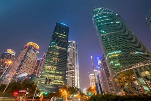 Vue de nuit du paysage architectural moderne à Shanghai en Chine