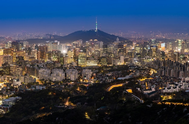 Vue de nuit du paysage urbain du centre-ville de Séoul