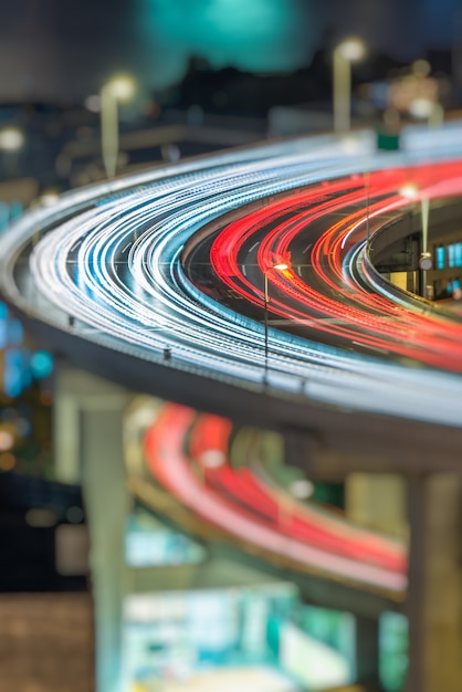 Photo vue de nuit du trafic urbain avec paysage urbain