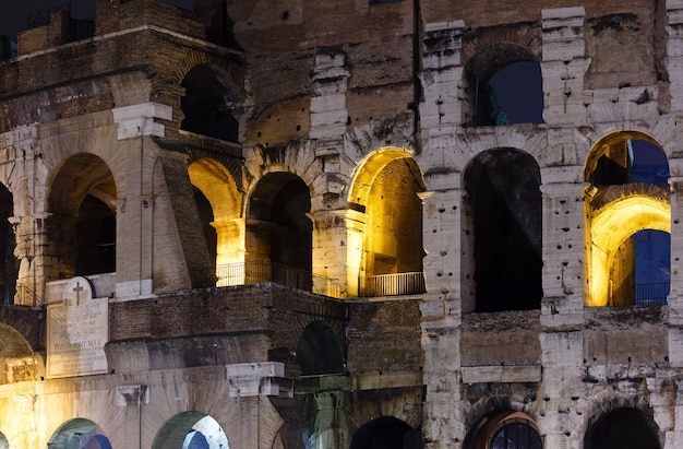 Vue de nuit extérieure du Colisée (symbole de la Rome impériale), Italie.