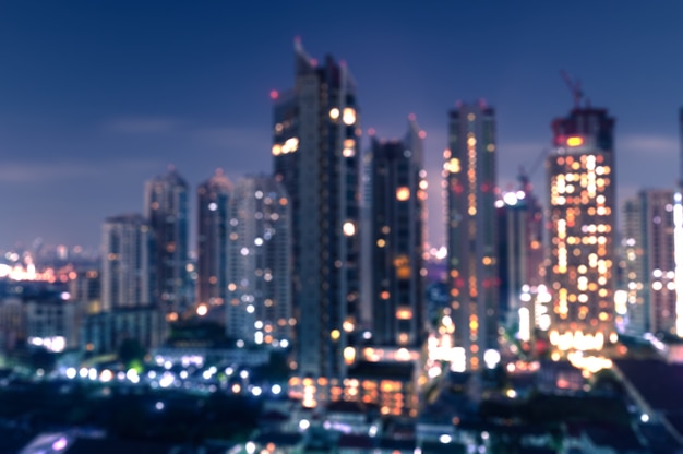 Vue de nuit floue de Bangkok avec gratte-ciel dans le quartier des affaires à Bangkok en Thaïlande