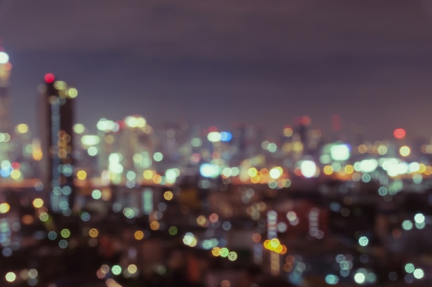 Vue de nuit floue de Bangkok avec gratte-ciel dans le quartier des affaires à Bangkok en Thaïlande