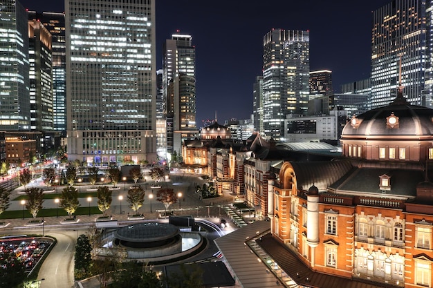 Vue de nuit de la gare de Tokyo au Japon