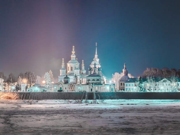 Vue de nuit d&#39;hiver de l&#39;église orthodoxe en Russie