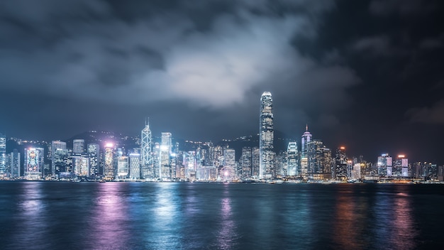 Vue de nuit d'horizon de paysage architectural de Hong Kong