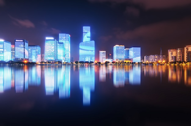 Vue de nuit de l'immeuble de bureaux moderne dans le quartier financier de Fuzhou