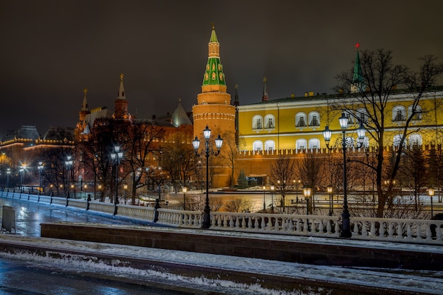 Vue de nuit sur le Kremlin et le jardin Alexandre Moscou Russie
