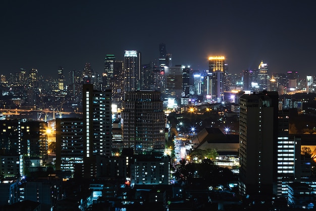 Vue de la nuit moderne de la ville de Bangkok