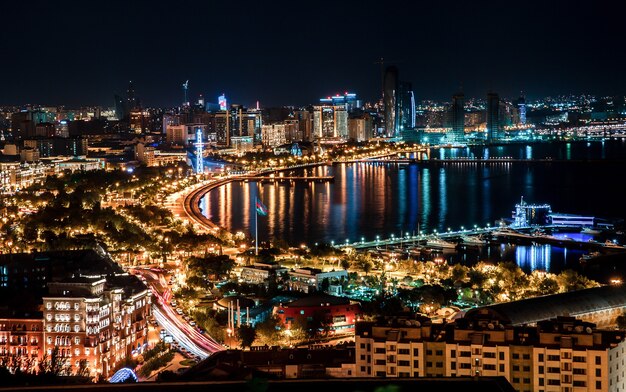 Vue de nuit sur le paysage urbain horizontal sur la côte avec des lumières