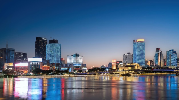 Vue de nuit de paysage de ville de Ningbo de Chine