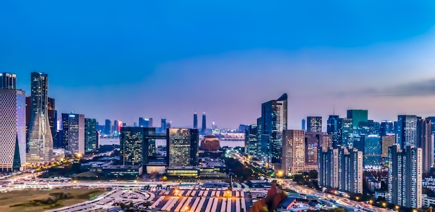 Vue de nuit de photographie aérienne du paysage moderne d'architecture de ville à Hangzhou, Chine