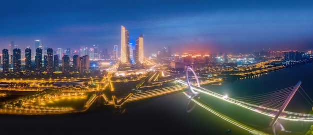 Vue de nuit de photographie aérienne du paysage moderne d'architecture de ville à Nanjing, Chine