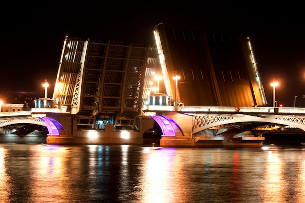 Vue de nuit sur le pont de l'Annonciation St Petersburg Russie