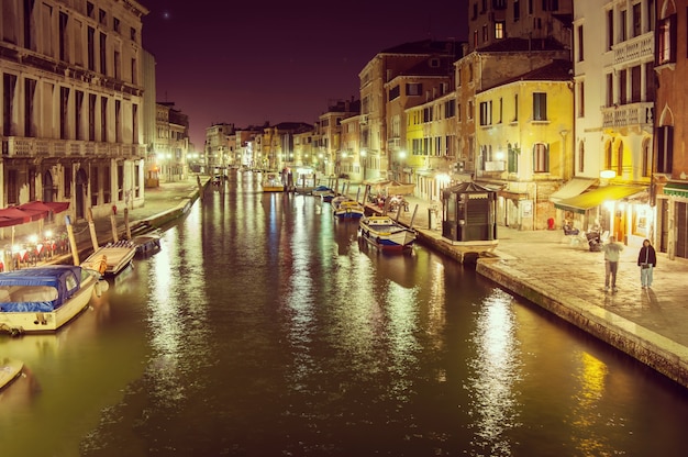 Vue de la nuit de la rue à Venise