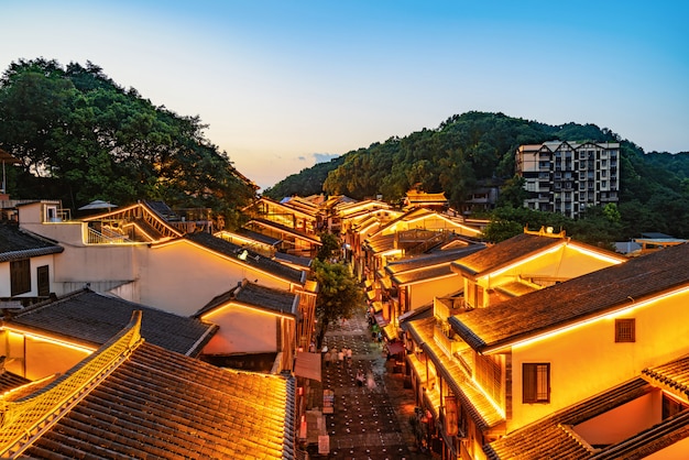 Vue de nuit sur les rues de la ville de Chongqing