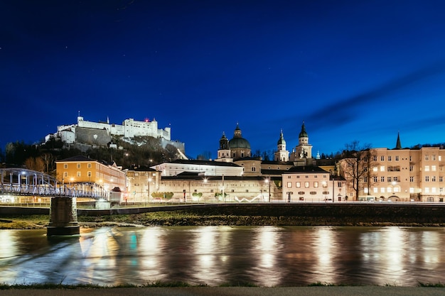 Vue de nuit à Salzbourg Vieille ville historique et forteresse Hohensalzburg heure crépusculaire