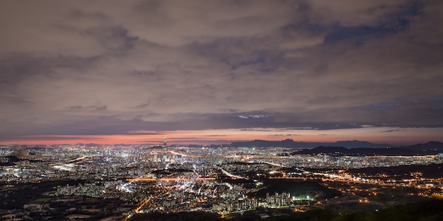 Vue de nuit de Séoul depuis Namhansansung