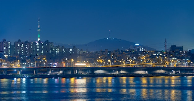 Vue de nuit de Séoul sur la rivière Han, Corée du Sud