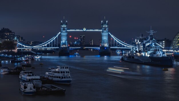 Vue de nuit sur la Tamise et le Tower Bridge, Londres