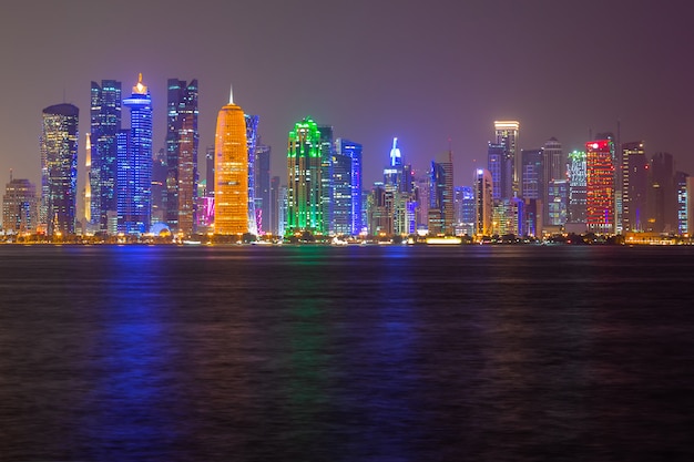 Vue de nuit sur les toits de la ville de Doha, Qatar