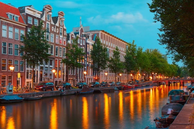 Vue de nuit sur la ville d'Amsterdam canal et pont