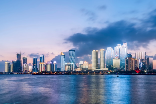 Vue de nuit de la ville d&#39;architecture moderne à Qingdao