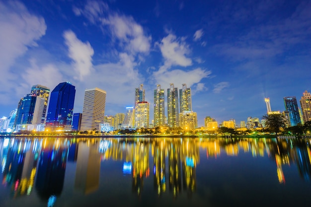 Vue de nuit de la ville au parc Benjakitti, Bangkok, Thaïlande