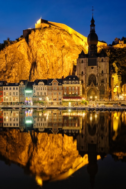 Vue de nuit de la ville de Dinant, Belgique