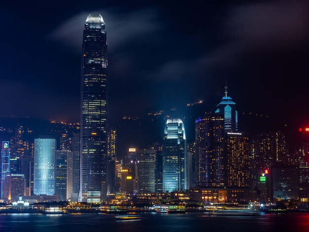 Vue de nuit de la ville de Hong Kong avec la lumière du spectacle de musique au port de Victoria