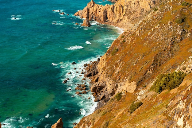 Vue sur l'océan Atlantique avec vue sur la falaise de la côte atlantique au Portugal Cabo da Roca Journée d'été