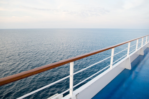 Vue sur l'océan depuis le bateau de croisière le soir