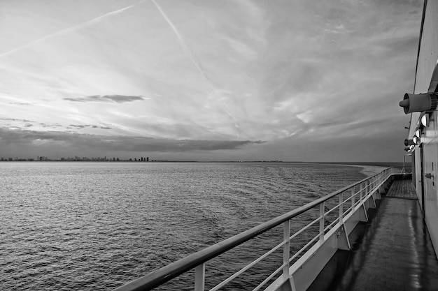 Vue sur l'océan depuis le bateau de croisière le soir