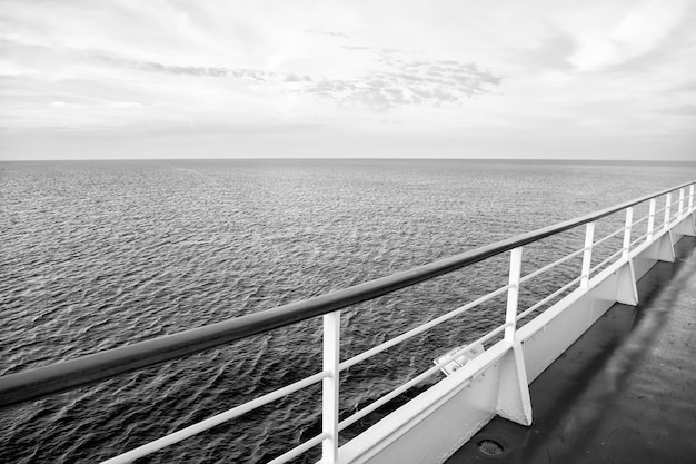 Vue sur l'océan depuis le bateau de croisière le soir