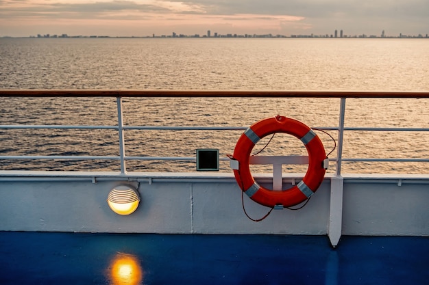 Vue sur l'océan depuis le bateau de croisière le soir