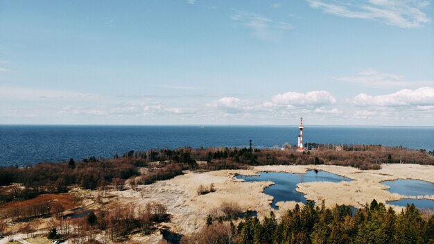 Vue sur l'océan depuis quadcopter, sable et rochers sur la côte de la mer. Vue de dessus de la rive de l'océan. Horizon et eau bleue.