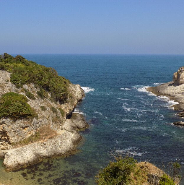 Photo la vue sur l'océan du haut de la falaise