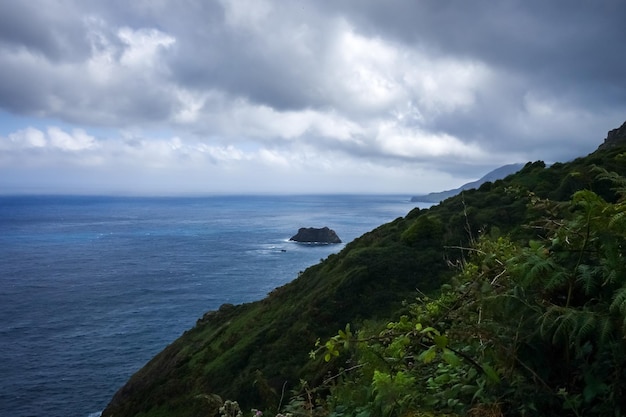 Vue sur l'océan et les falaises en Galice Espagne