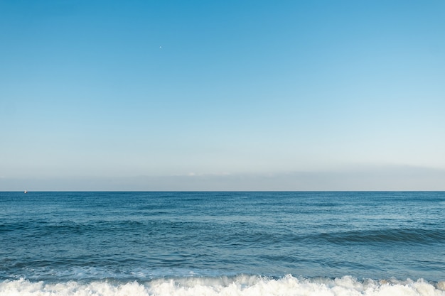 Vue sur l'océan ou la mer en bleu le matin. Détente, concept de calme. Espace de copie.