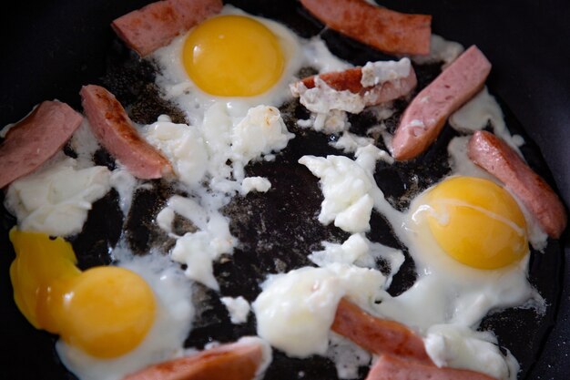 Vue des oeufs au plat avec des saucisses