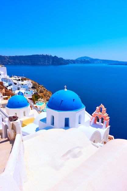 Vue d'Oia à Santorin avec l'église orthodoxe grecque sur mer, Grèce - Paysage, espace pour le texte