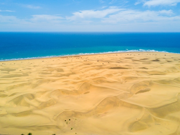 Vue d'oiseau du désert pittoresque de la côte de l'océan Atlantique