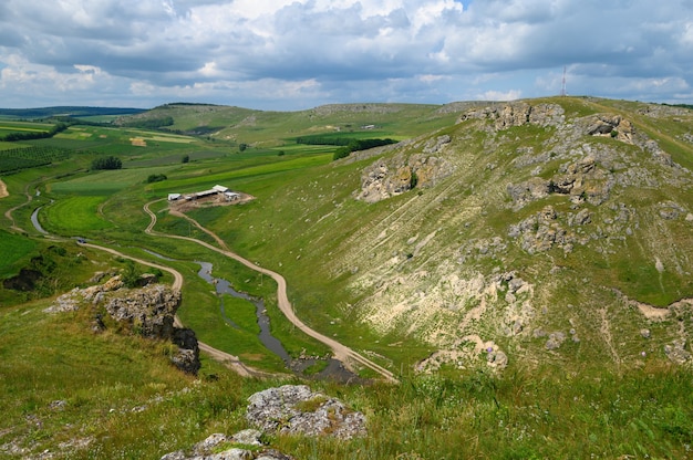 Vue d'oiseau sur la vallée au nord de la Moldavie