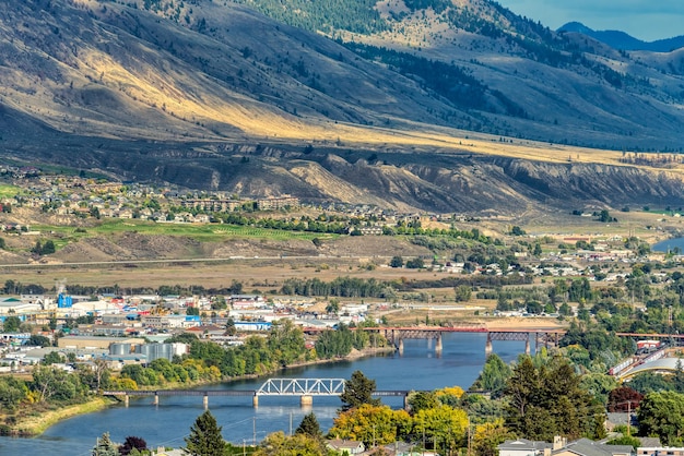 Vue d'oiseau de la ville de Kamloops le soir d'été