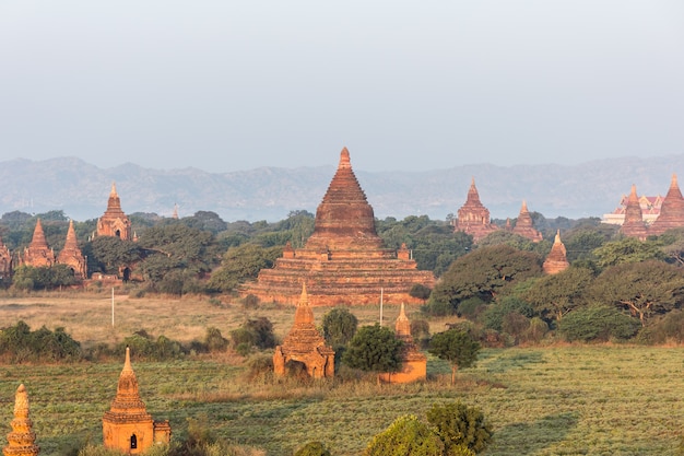 Vue de la pagode Shwe Sandaw au coucher du soleil à Bagan, Myanmar