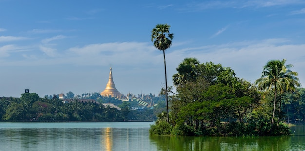 Vue de la pagode Shwedagon sur le lac Kandawgyi
