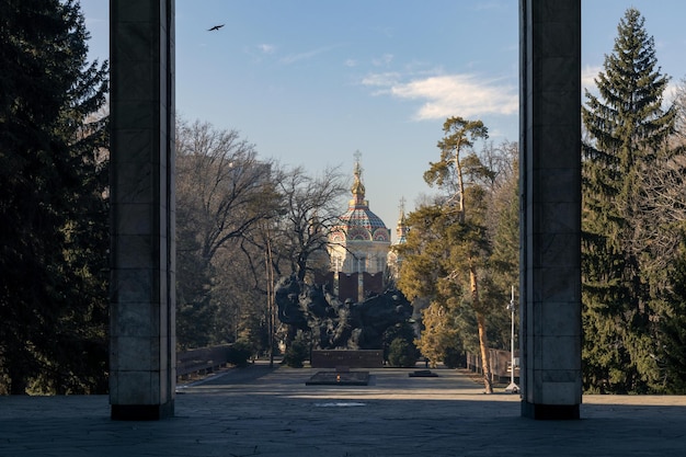 Photo une vue sur le palais du kremlin à travers une fenêtre