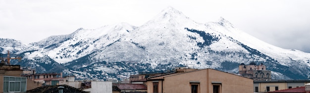 Vue de Palerme avec montagne enneigée. Mont Cuccio